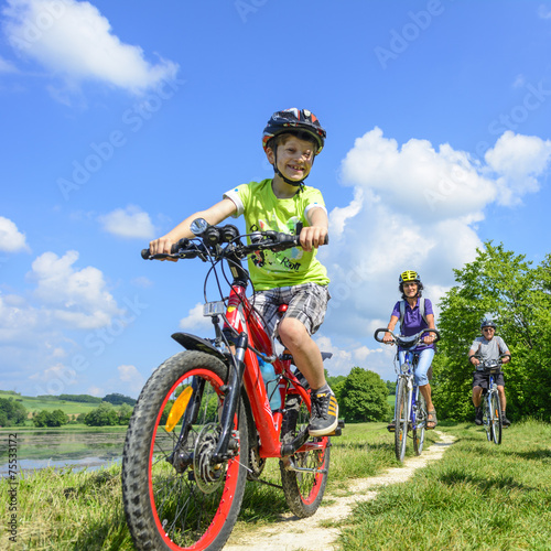 fröhliche Radtour im Frühling