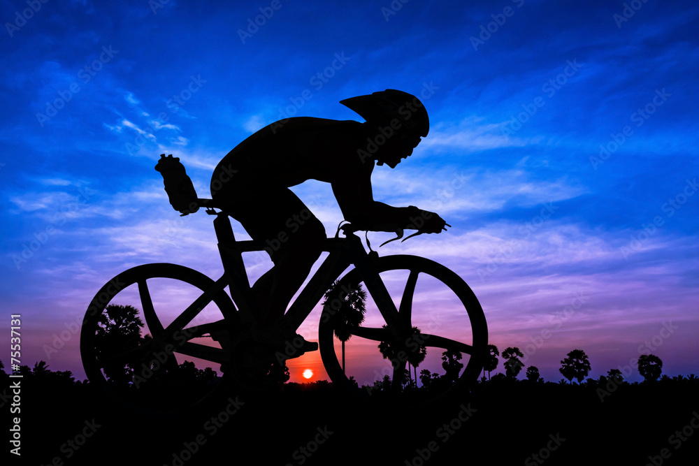 Naklejka premium Cycling on twilight time