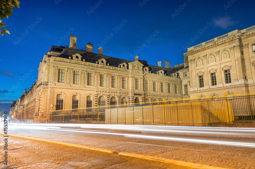 Obraz premium Car light trails across Paris avenues at night