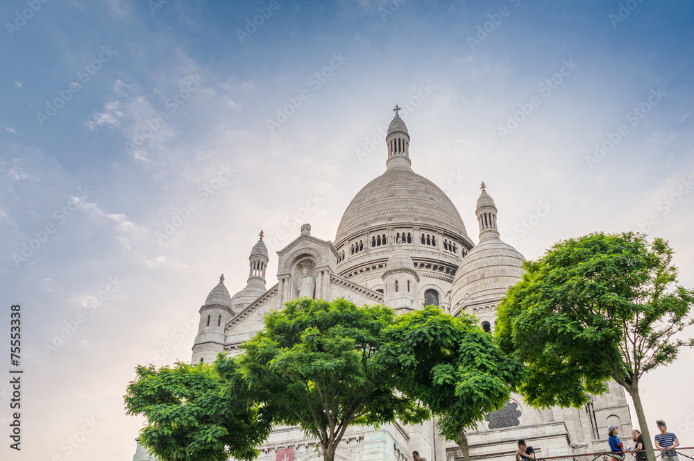 Amazing view of Sacred Heart Cathedral in Montmartre. Paris, Bas