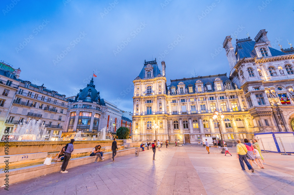 Fototapeta Paryż, Francja - 20 czerwca 2014: Turyści cieszą się życiem Hotel de Ville
