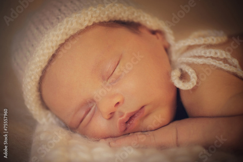 Obraz na płótnie Close up of Newborn baby in Hat w salonie