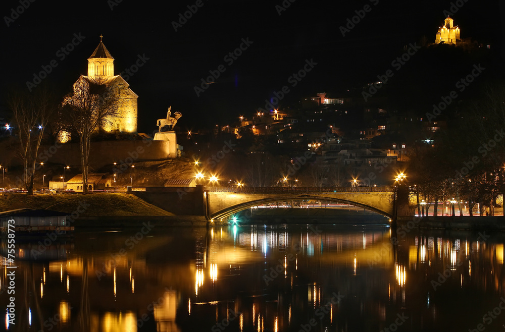 Obraz premium The Metekhi Church on the bank of the Kura River