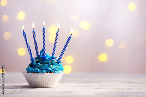 Canvas Print Delicious birthday cupcake on table on light background
