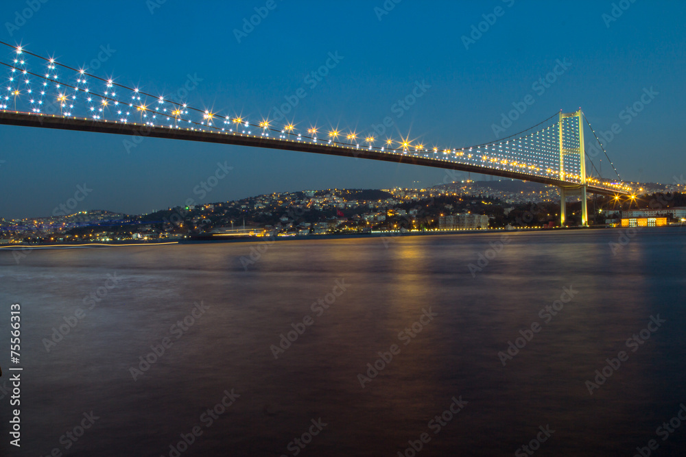 Naklejka premium Most Bosfor w nocy