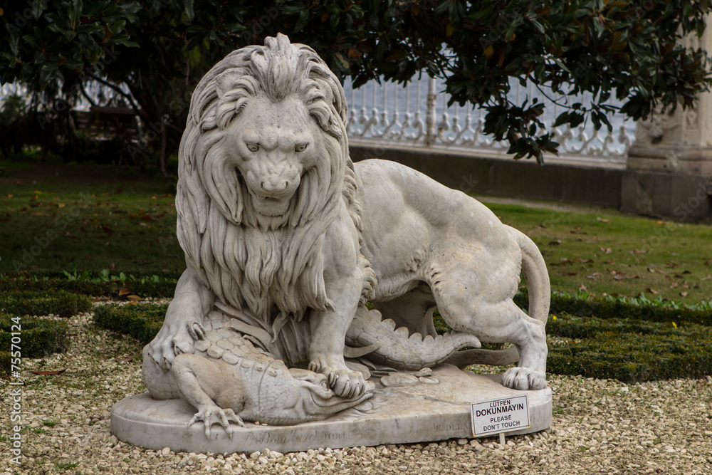 Sculpture of the lion and crocodile