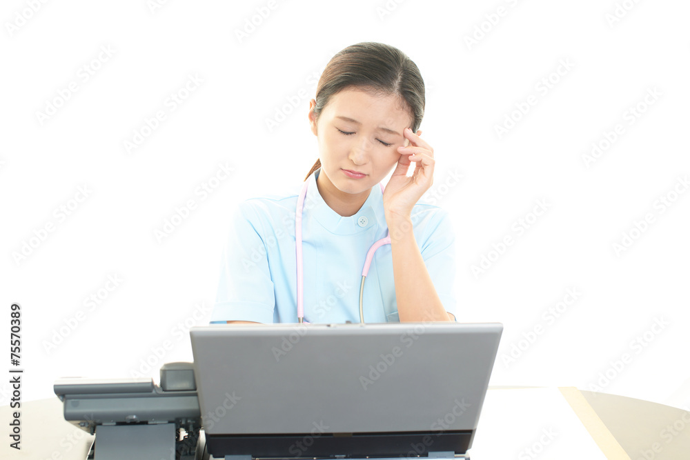 疲れた表情の看護士