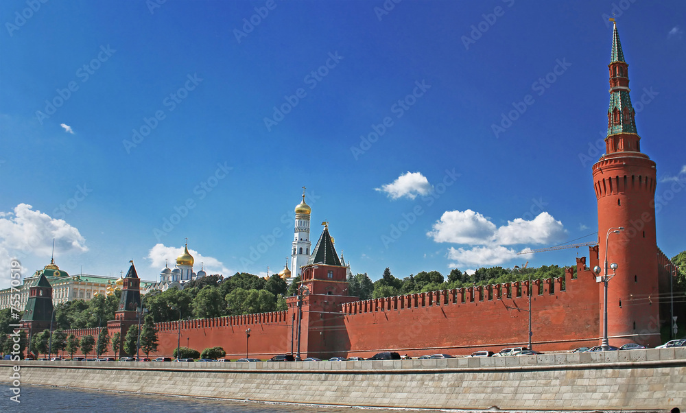 Obraz premium View of the Moscow Kremlin and the waterfront, Russia
