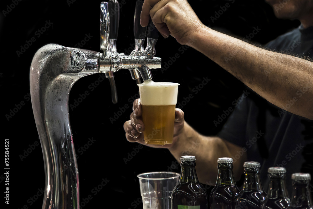 Man drawing beer from tap - obrazy, fototapety, plakaty 