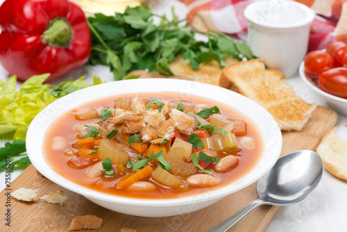 minestrone with vegetables, beans and croutons