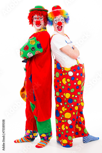 Foto clowns stehen rücken an rücken