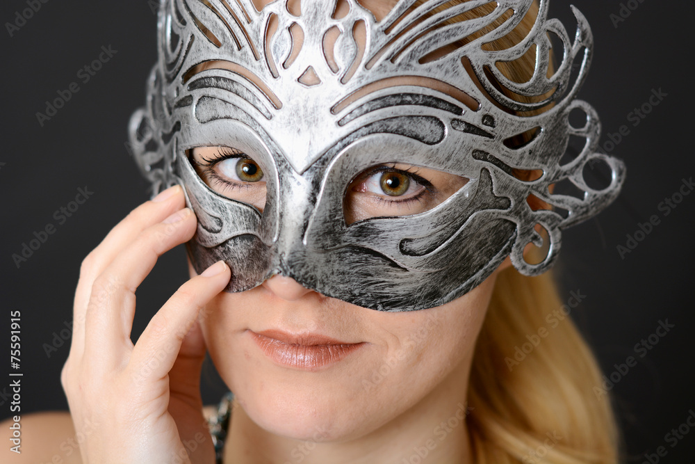 Frau trägt Maske in Silber