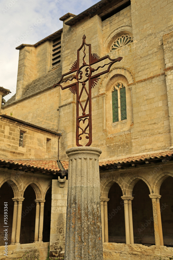 Fototapeta premium Kreuz im Innenhof der Kollegiatskirche Saint-Emilion