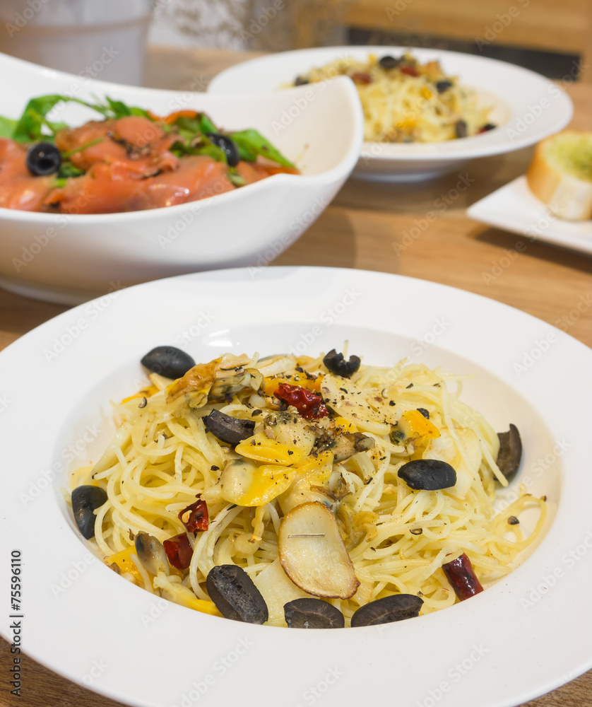 Spaghetti with fresh clams, garlic and olives Spaghetti with fresh clams, garlic and olives