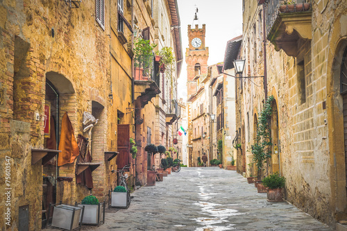 Fototapeta Ulica w starym średniowiecznym mieście w Toskanii, Pienza.