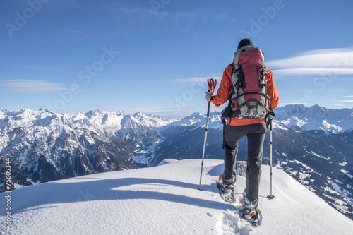 Schneeschuhwandern in den Alpen photo