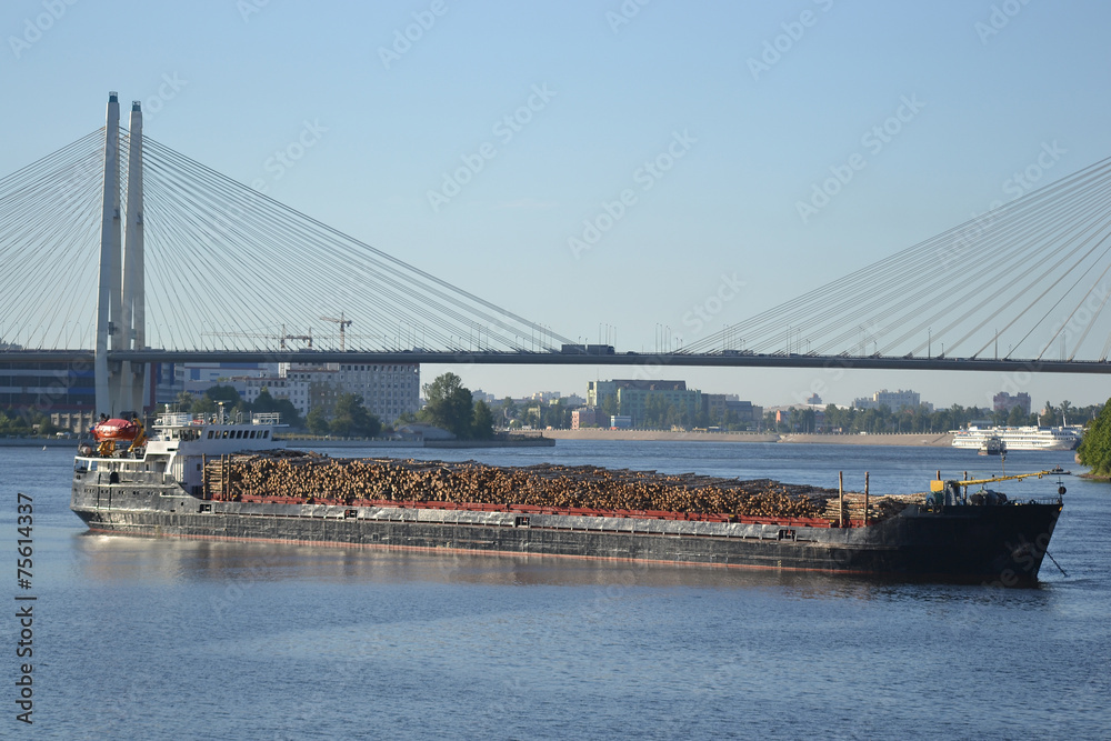 Fototapeta premium Statek towarowy na Newie.