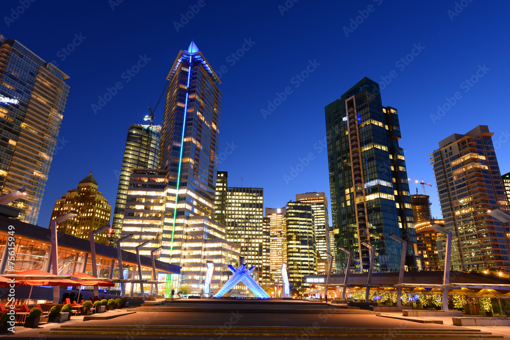 Naklejka premium Dzielnica finansowa miasta Vancouver nocą, Vancouver, BC
