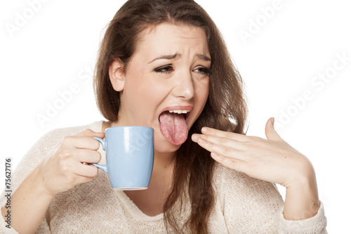 Bilde på lerret the young woman burned her tongue of hot tea