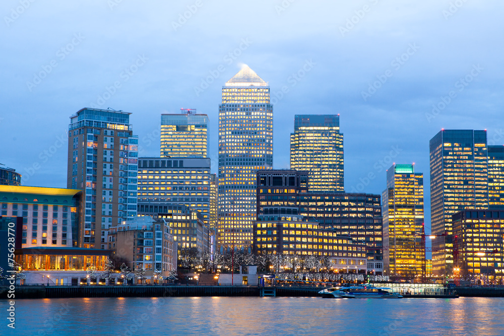 Naklejka premium Windows of Skyscraper Business Office, budynek korporacyjny w Lon