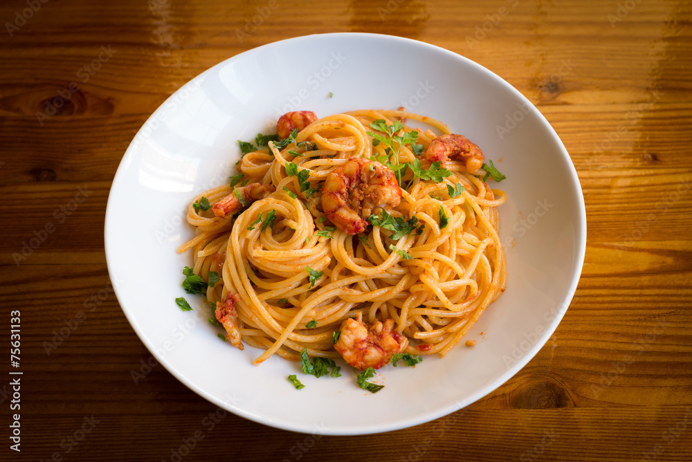 Spaghetti con gamberetti e salsa al pomodoro