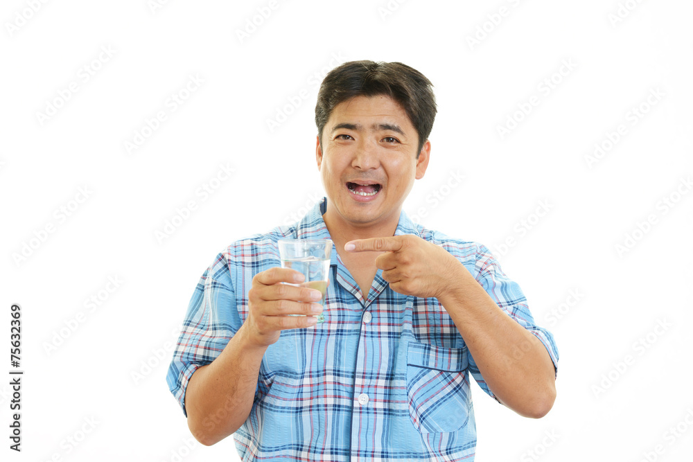 水を飲む笑顔の男性