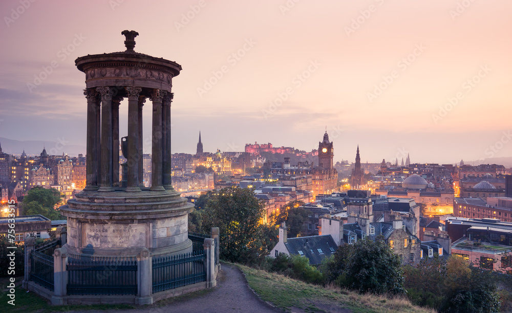 Fototapeta premium Miasto Edynburg z Calton Hill w nocy, Szkocja, Wielka Brytania
