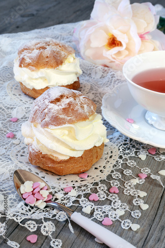 Valentine's Day: Romantic tea drinking with pastry chantilly cre