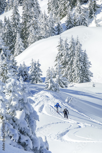 Tourengeher im verschneiten Tirol