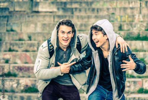 Foto Young hipster brothers having fun with each other - Best friends