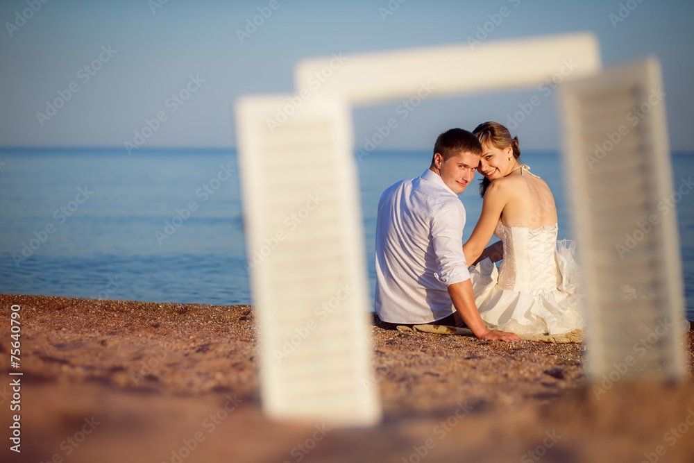 Fototapeta premium beautiful couple on the beach