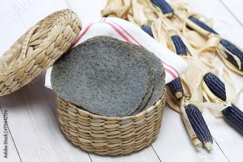 фотографія homemade blue corn tortilla, mexican traditional food
