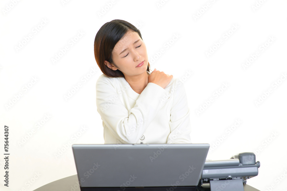 肩痛を訴える女性 肩痛を訴える女性