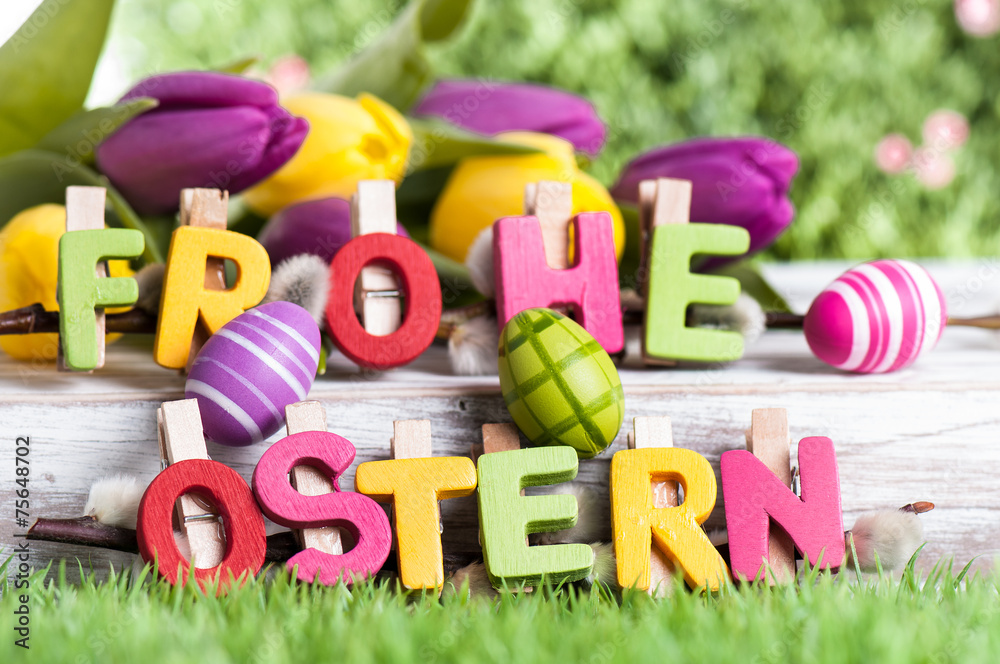 Obraz premium Frohe Ostern auf Birke Hintergrund grün