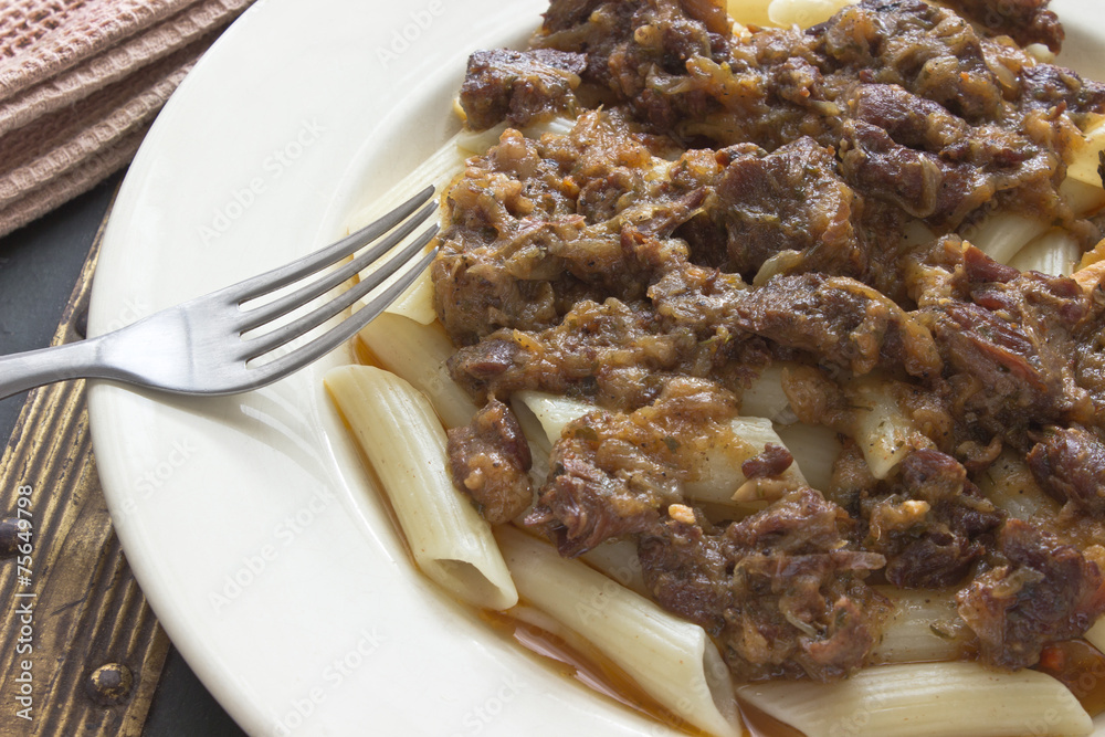 Naklejka premium Beef goulash with macaroni in plate
