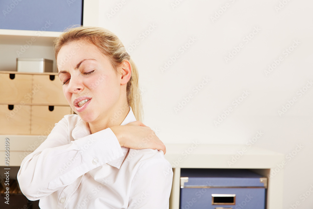 Frau im Büro mit Schmerzen in der Schulter Stock Photo Adobe Stock
