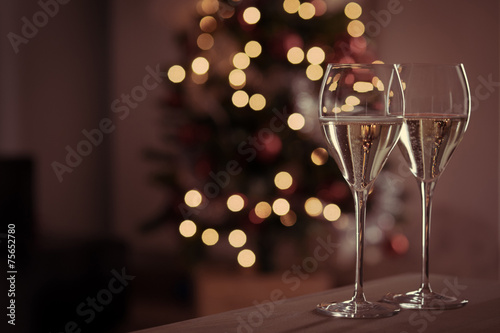Bicchieri di spumante per un brindisi di Capodanno