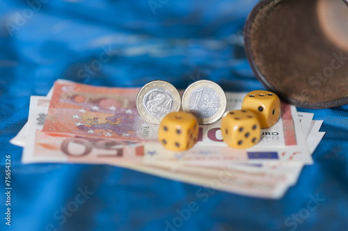 Wuerfel mit griechischem Euro photo