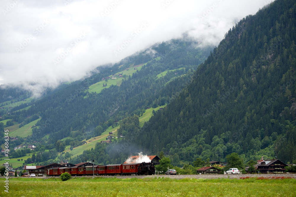 Obraz premium Zillertalbahn in den Alpen - Österreich