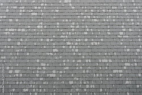 Hintergrund regennasse Schieferfassade beim Abtrocknen