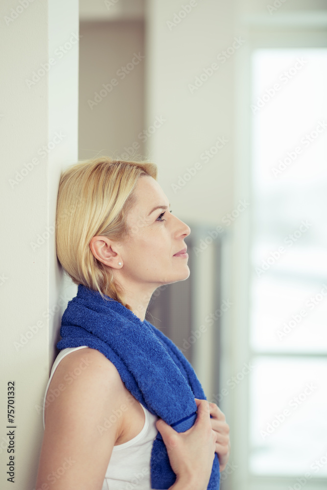 frau macht eine pause beim training frau macht eine pause beim training