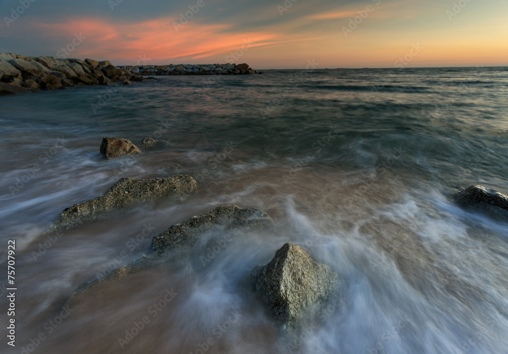 Fototapeta premium Beautiful sunset at the stone beach