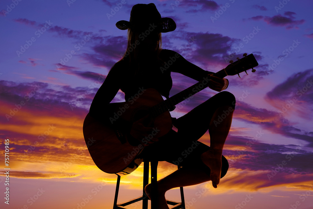 Obraz premium silhouette of a woman with a guitar sit play
