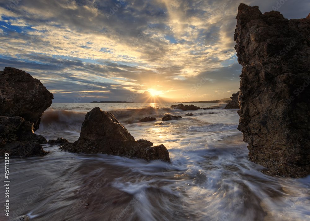 Fototapeta premium Beautiful sunset at the stone beach