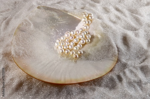 Muschel und Perlen im kristall Sand, Perlmutt Schale