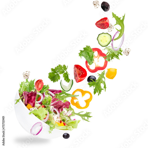 Photo Fresh salad with flying vegetables ingredients
