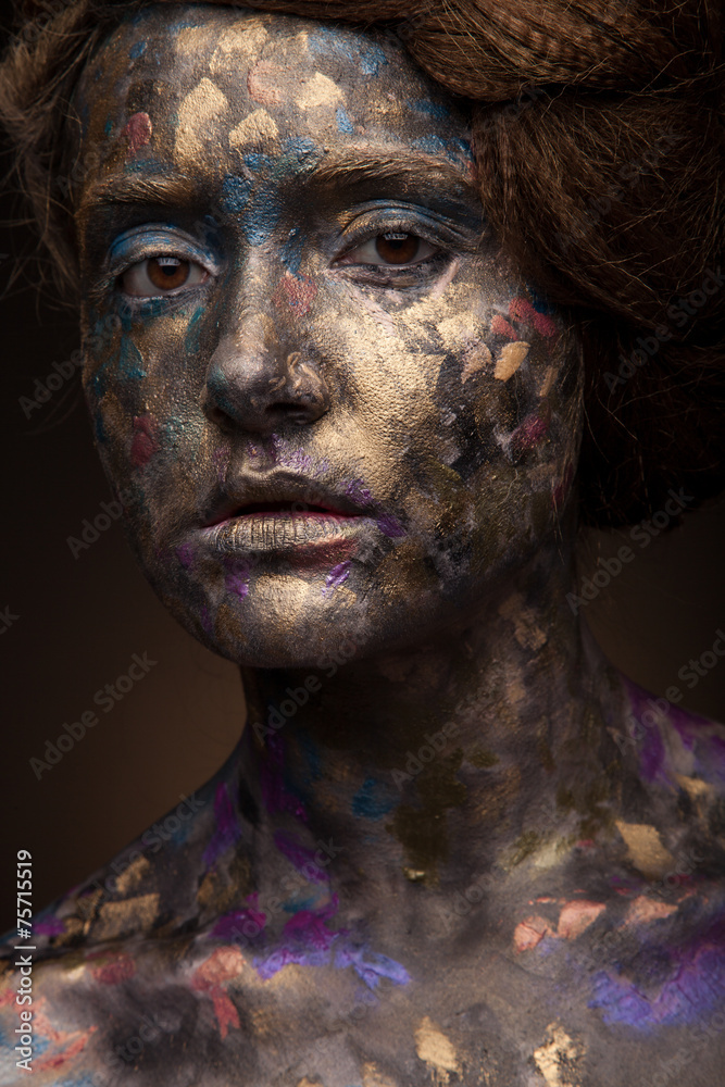Fototapeta premium Beautyful dziewczyna ze złotym i szarym blaskiem na twarzy. Portret