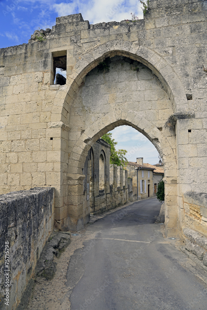 Weinbau Bordeaux: Historisches Stadttor (Porte de la Cadène) in Saint-Emilion