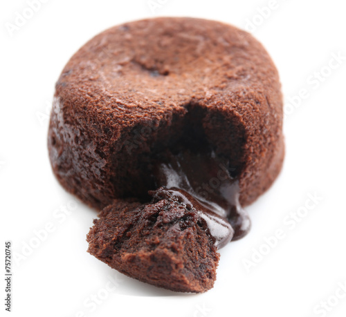 Foto Hot chocolate pudding with fondant centre isolated on white
