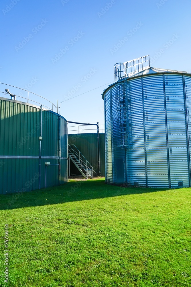 Obraz premium Gärbehälter - Hochsilos für Biogasanlage